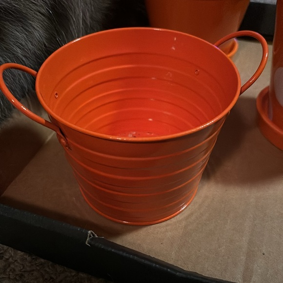 3 Orange porcelain & metal flower pots - Picture 3 of 5